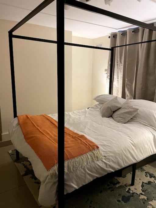 Private 1bd Flat Near Docks Apartment