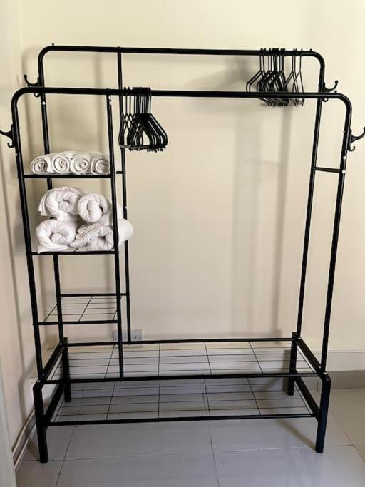 Private 1bd Flat Near Docks Apartment *