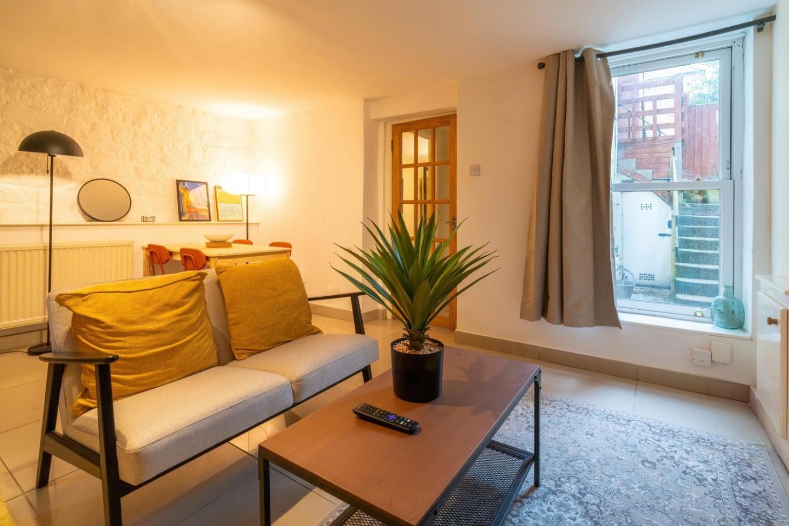 Private 1bd Flat Near Docks Apartment