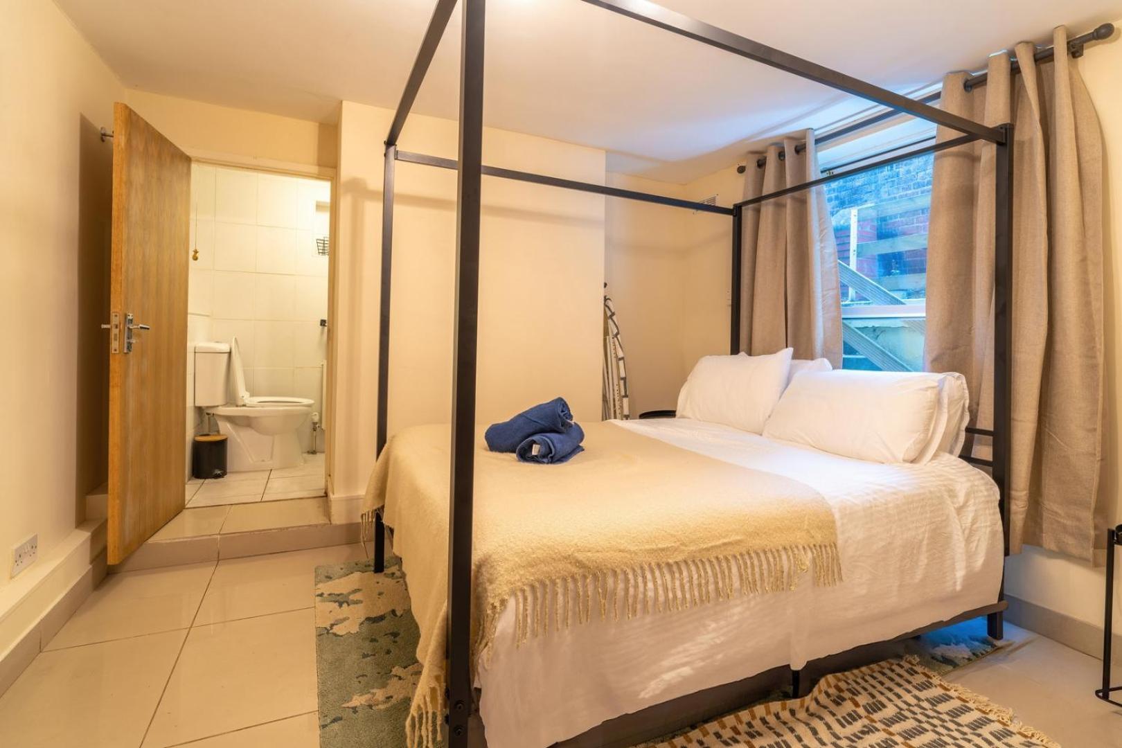 Private 1bd Flat Near Docks Apartment *