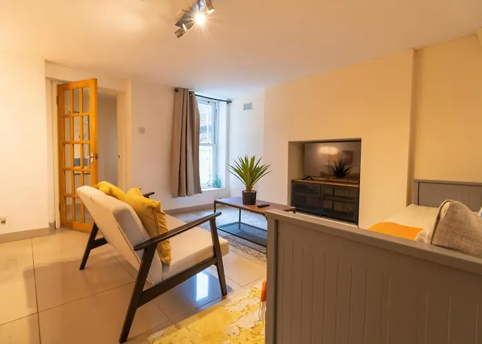 Private 1Bd Flat Near Gloucester Docks